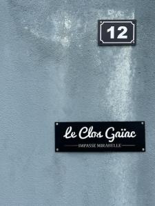 Ein Schild an der Wand, auf dem la clair gina steht. in der Unterkunft SLM - Le clos Gaïac - B in Saint-Laurent du Maroni