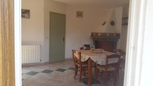 een eetkamer met een tafel en stoelen en een open haard bij Casa Leoni Capoliveri Isola d'Elba in Capoliveri