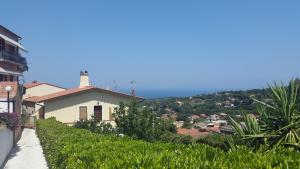 カポリーヴェリにあるCasa Leoni Capoliveri Isola d'Elbaの町の景色を望む丘の上の家