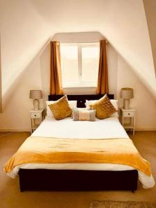 Schlafzimmer mit einem großen Bett und einem Fenster in der Unterkunft 3 Bedroom Affordable Family Detached House - Business Contractors, Midlands Location - Private garden,Free car park,TV- Netflix and Free WiFi in Coventry