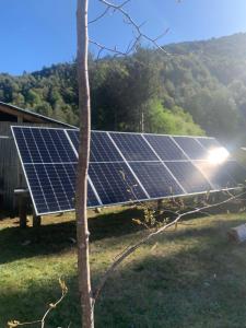 un grupo de paneles solares en la parte superior de una casa en Cabañas cordillera Rio Blanco en Reigolil
