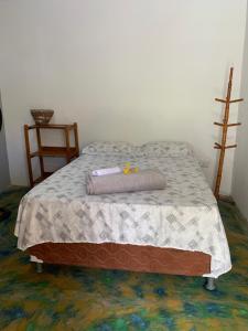 um quarto com uma cama com um cobertor em AP a 200m da praia, centro BG em Barra Grande