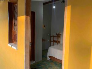 una stanza con una camera da letto con un letto e una finestra di II Chalés O Sertanejo BG a Barra Grande Altre 11 foto