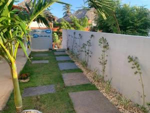 un giardino con gradini e recinzione di II Chalés O Sertanejo BG a Barra Grande