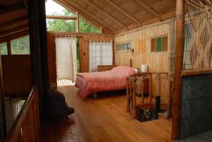 1 dormitorio con 1 cama en una casa de madera en Casa en el campo en Quebrada Alvarado, en Olmué