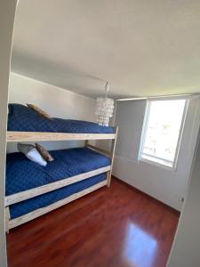 1 dormitorio con 2 literas y ventana en Departamento en Valparaíso, en Valparaíso