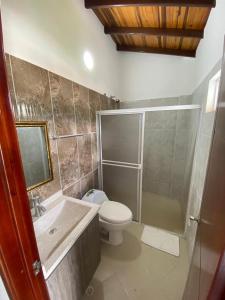 y baño con ducha, aseo y lavamanos. en Hermoso Apartamento en San Gil, en San Gil
