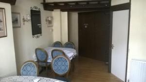 A seating area at Windsor Hotel 