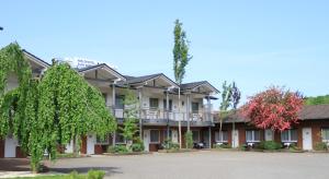 a view of the front of a building at Waldhotel zum Bergsee Damme in Damme