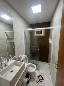 ゴヴェルナドール・セウソ・ラーモスにあるPousada Recanto do Canário 3の洗面台、トイレ、シャワー付きのバスルーム