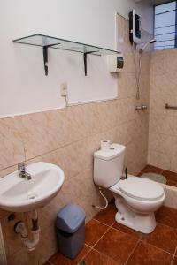 a bathroom with a toilet and a sink at Lujoso Departamento ,Iluminado , 5 minutos Centro in Tacna