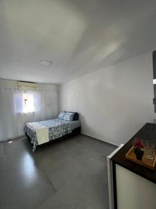 佛羅安那波里的住宿－Pousada tamatoa，卧室位于客房的角落,配有一张床