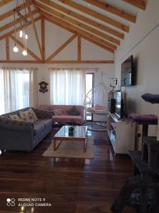 - un salon avec un canapé et une table basse dans l'établissement Casa de montaña San Francisco, à Los Andes