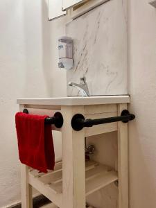 um lavatório da casa de banho com uma toalha vermelha pendurada em Depto em San Francisco
