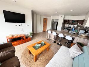 a living room with a couch and a table at Departamento full equipado en Bahía Inglesa in Bahia Inglesa