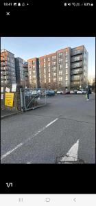 ein leerer Parkplatz mit einem Gebäude im Hintergrund in der Unterkunft Waterfront, Ethihad stadium apartments in Manchester