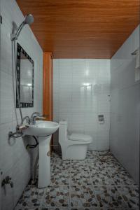 a bathroom with a sink and a toilet at OH Pu Luong Homestay in Hương Bá Thước