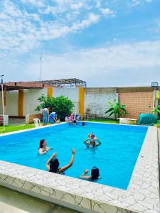 un groupe de personnes jouant dans une piscine dans l'établissement Villa Mia - Casa de campo, à Moche