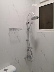 - białą łazienkę z prysznicem i toaletą w obiekcie شقق جادة قباء w Medynie