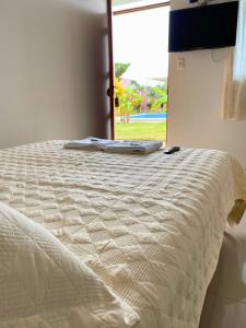 a bed in a room with a window at Villa Mia - Casa de campo in Moche