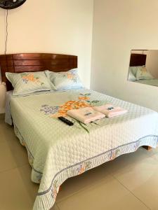 a bedroom with a bed with two towels on it at Villa Mia - Casa de campo in Moche