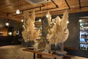 a room with two vases with feathers on a table at Hotel 螢月ｰhozukiｰ Adult Only in Sendai