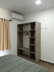 1 dormitorio con cama y estante para libros en Complejo - LA ZULA - en Federación