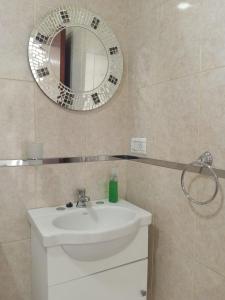y baño con lavabo blanco y espejo. en Complejo - LA ZULA - en Federación