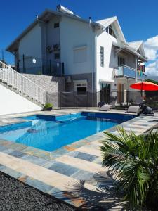 una piscina frente a una casa en L'EDEN DE JOSEPHINE, en Le Moule