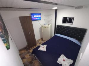 Un dormitorio con una cama azul con arcos. en cerca a embajada americana Corferias centro club militar 201, en Bogotá