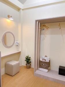 een badkamer met een spiegel en een kruk in een kamer bij Chokdee Resort in Ko Chang
