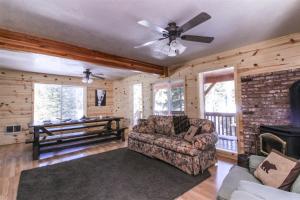 ein Wohnzimmer mit Couch und Kamin in der Unterkunft Christensen Retreat in Duck Creek Village