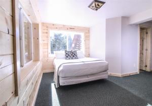 ein kleines Schlafzimmer mit einem Bett und einem Fenster in der Unterkunft Christensen Retreat in Duck Creek Village