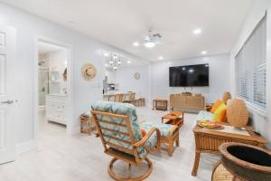 TV a/nebo společenská místnost v ubytování Summer By The Sea