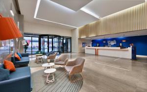 a lobby with couches and chairs and a counter at Holiday Inn Express Chengdu North Railway Station, an IHG Hotel in Chengdu