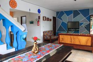 嘎林海斯港的住宿－Estação do Mar Hostel，客厅配有沙发和桌子