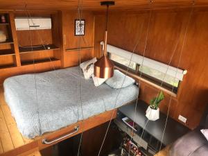 uma vista sobre uma cama num pequeno quarto em Tinyhouse in the WineValley em Casablanca