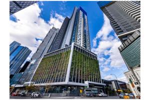 un edificio alto con ventanas en una ciudad en City Views High Rise Apartment at Luxurious Platinum Tower with Balcony, en Melbourne
