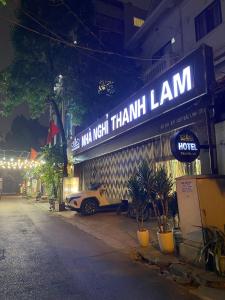 ein Schild für die Ahmhm Lane in der Nacht auf einer Straße in der Unterkunft Thanh Lam Hotel - 23A BT1, KDT Bắc Linh Đàm - by Bay Luxury in Hanoi
