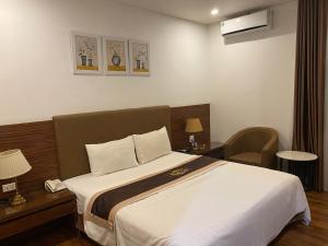 ein Hotelzimmer mit einem Bett und einem Telefon in der Unterkunft Thanh Lam Hotel - 23A BT1, KDT Bắc Linh Đàm - by Bay Luxury in Hanoi