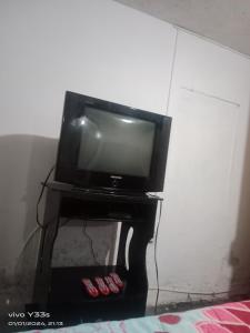 a tv sitting on a stand in a room at El canelo doble in Cali