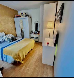 um quarto com uma cama e uma mesa com um candeeiro em Private room em Paris