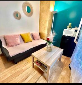 een woonkamer met een bank en een salontafel bij Private room in Parijs