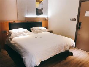 Cama o camas de una habitación en JUNYI Hotel Nanjing Olympic Sports Center