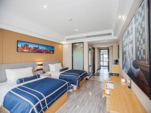 Huangshi的住宿－黄石黄石港区摩尔城兰欧尚品酒店，一间酒店客房,设有两张床和电视
