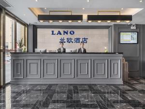 Dois homens sentados num bar na entrada. em Lano Hotel Guizhou Zunyi High Speed â€‹â€‹Railway Station Medi City em Zunyi