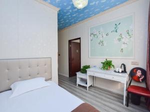 Un pat sau paturi într-o cameră la JUN Hotels Jiangsu Nanjing Railway Station Sun Yat-sen Mausoleum Scenic Area