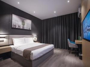 Ένα ή περισσότερα κρεβάτια σε δωμάτιο στο Thank Inn Chain Hotel Hunan Huaihua Hecheng District South High Speed Rail Station