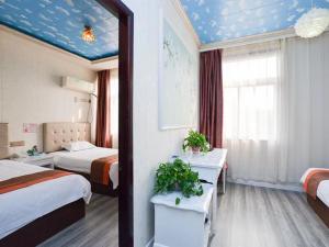 Ένα ή περισσότερα κρεβάτια σε δωμάτιο στο JUN Hotels Jiangsu Nanjing Railway Station Sun Yat-sen Mausoleum Scenic Area
