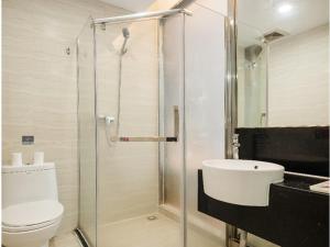 e bagno con doccia, servizi igienici e lavandino. di Thank Inn Chain Hotel jiangxi nanchang west lake district August 1st plaza a Nanchang